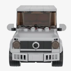 Grauer Geländewagen